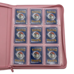 Pokémon-Karten in Toploadern im pinken 9-Pocket Toploader Binder