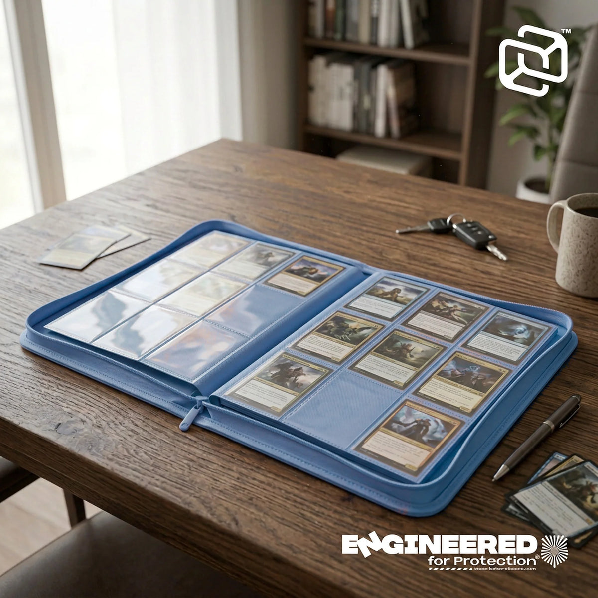 Hellblauer Kartenordner mit Magic: The Gathering Karten auf einem Holztisch