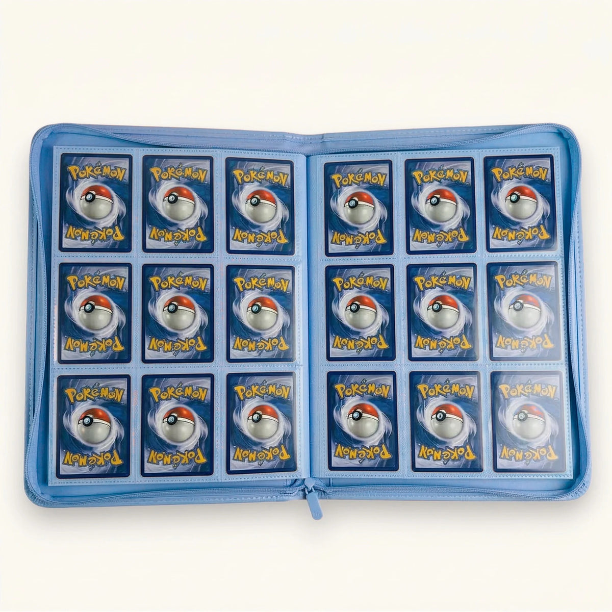 Offener hellblauer Sammelkarten Binder mit Pokémon-Karten in 9 Fächern pro Seite