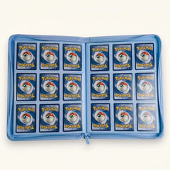 Offener hellblauer Sammelkarten Binder mit Pokémon-Karten in 9 Fächern pro Seite